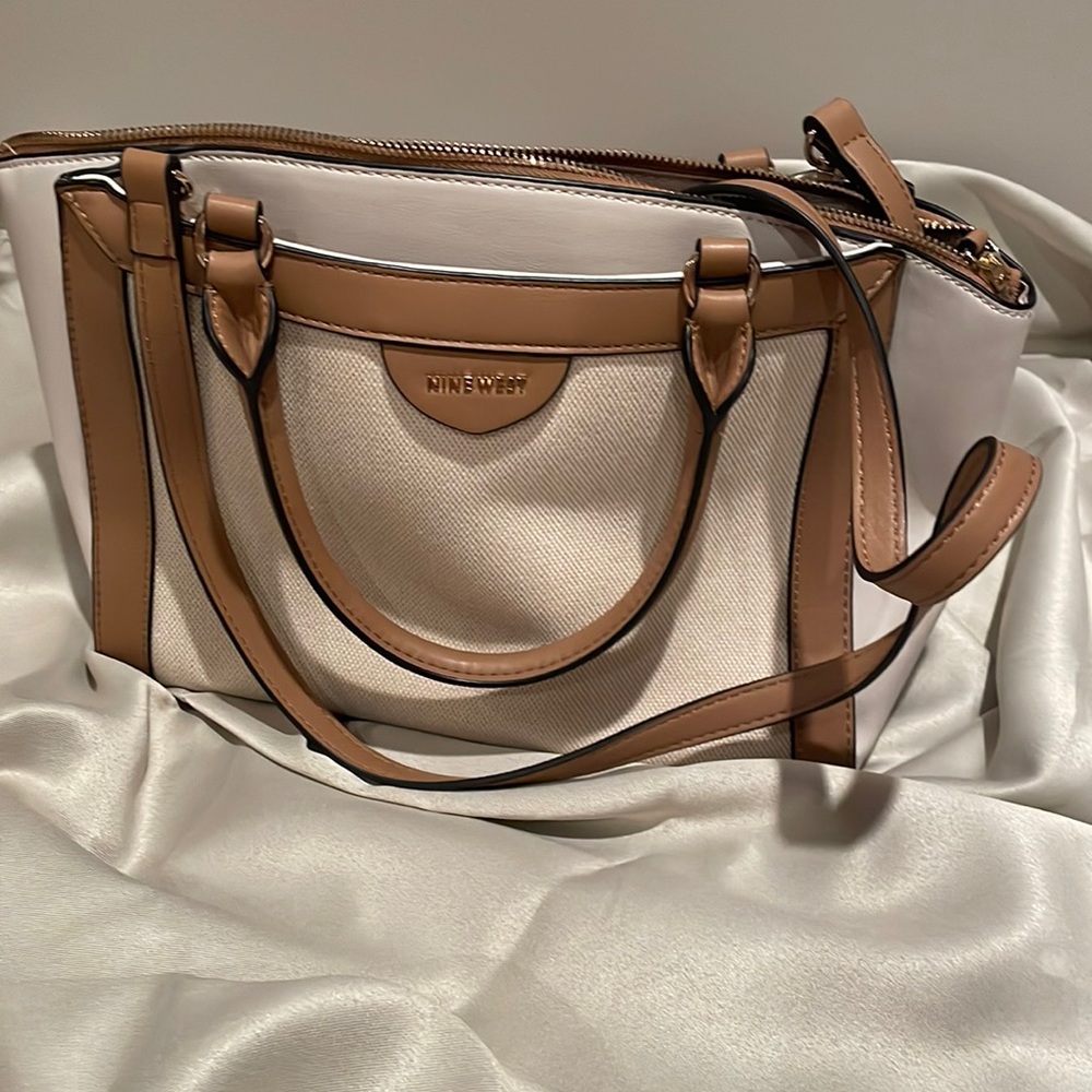 A nice Nine West handbag with shoulder strap. Barely used!